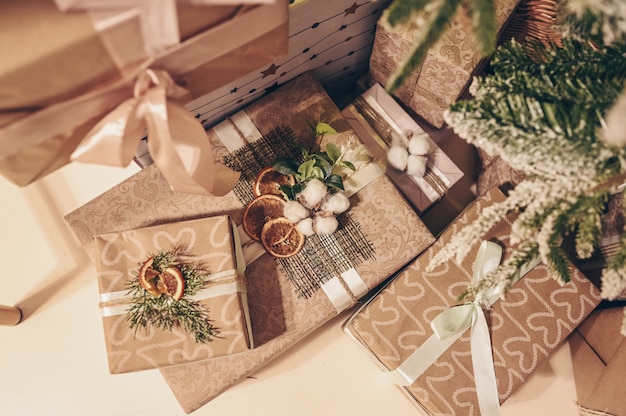 Árvore de natal decorada e caixas de presente na moda ecológicas elegantes feitas com papel ofício