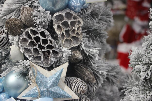Árvore de natal decorada em azul bebê e rosa empoeirado cena de ano novo closeup | Foto Premium Árvore de natal decorada em azul bebê e rosa empoeirado cena de ano novo closeup | Foto Premium