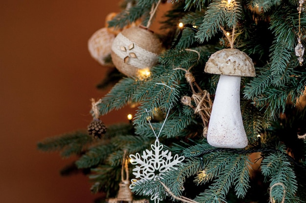 Árvore de natal decorada em fundo de fada e espumante turva