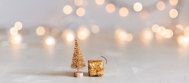 Foto Árvore de natal decorada na turva, espumante e fada