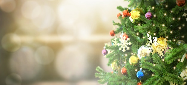 Árvore de Natal decorada no fundo desfocado. Pinha e flocos de neve