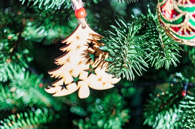 Árvore de natal decorada véspera de natal decorações de natal ano novo foco seletivo fundo desfocado