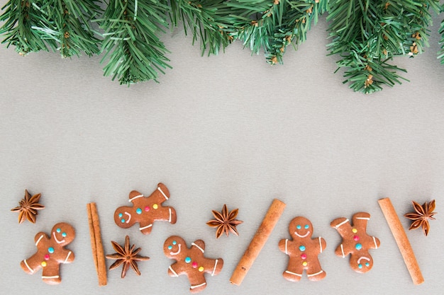 Árvore de natal e biscoitos de gengibre a bordo