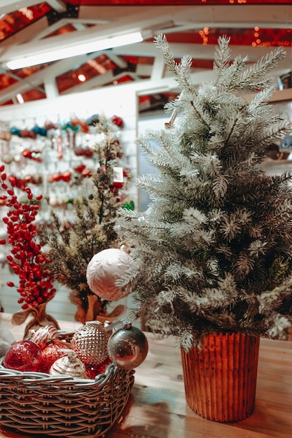 Árvore de natal e bolas de natal embaixo de uma mesa de madeira. atmosfera festiva de ano novo