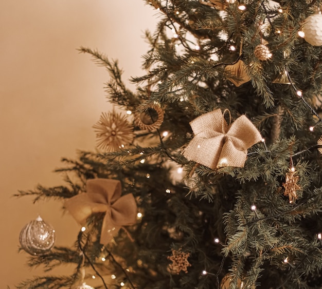 Árvore de natal e brinquedos decorativos feitos à mão de conceito de decoração sustentável e enfeites feitos de ...