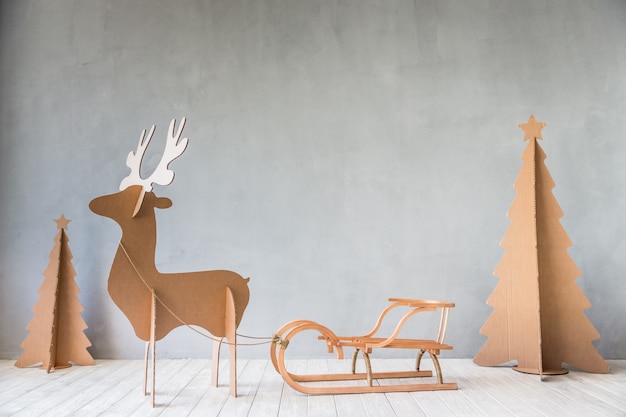 Árvore de Natal e renas. Conceito de férias de inverno de Natal