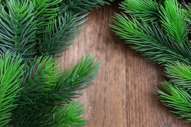 Árvore de natal em fundo de madeira