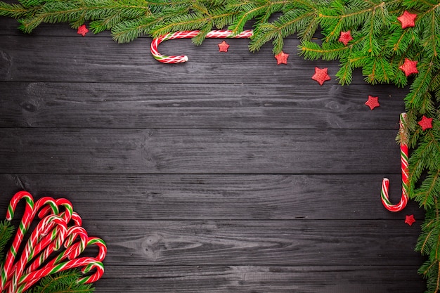 Foto Árvore de natal em fundo preto de madeira