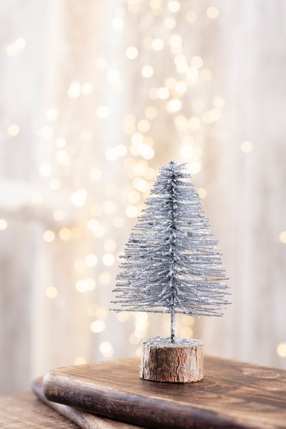 Árvore de Natal em madeira, fundo de bokeh. Conceito de celebração do feriado de Natal. Cartão de felicitações.