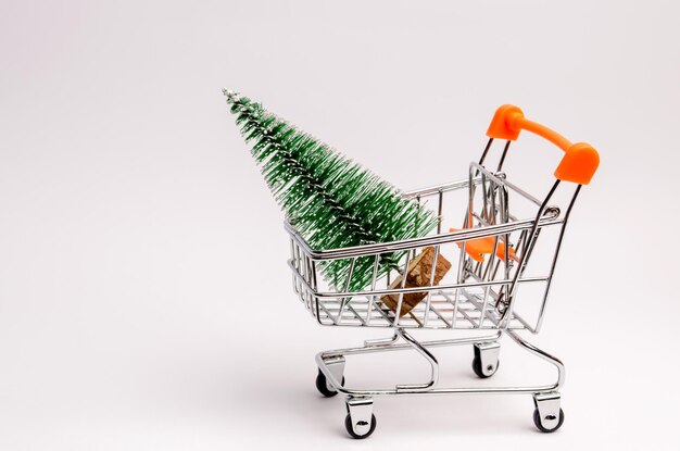 Árvore de Natal em um carrinho de supermercado em um fundo branco isolado