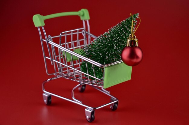 Árvore de Natal em um carrinho de supermercado em um fundo preto