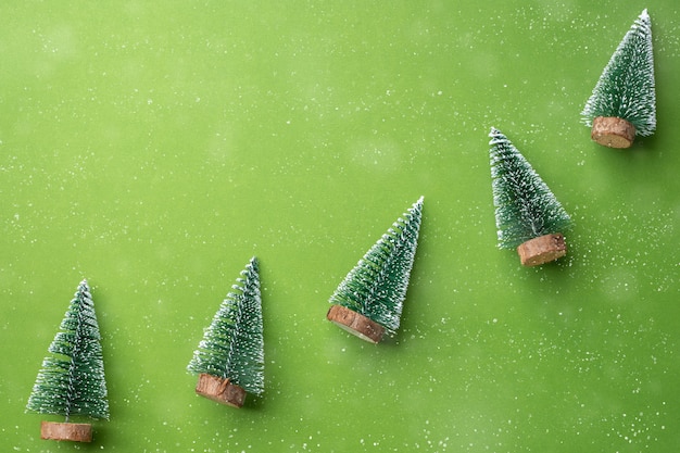 Árvore de natal em verde limão com neve caindo fundo