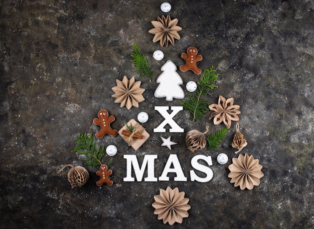 Árvore de natal feita com decoração ecológica