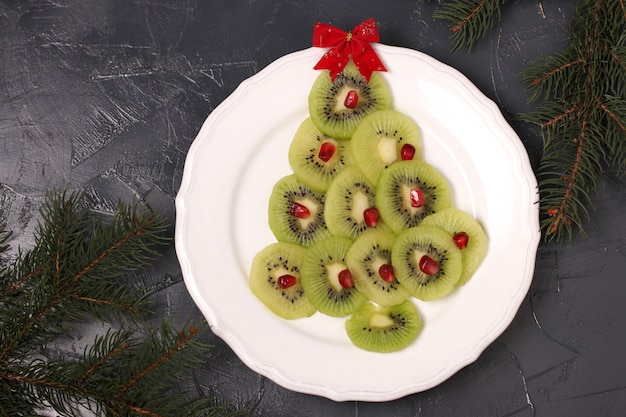 Árvore de natal feita de kiwi e romã