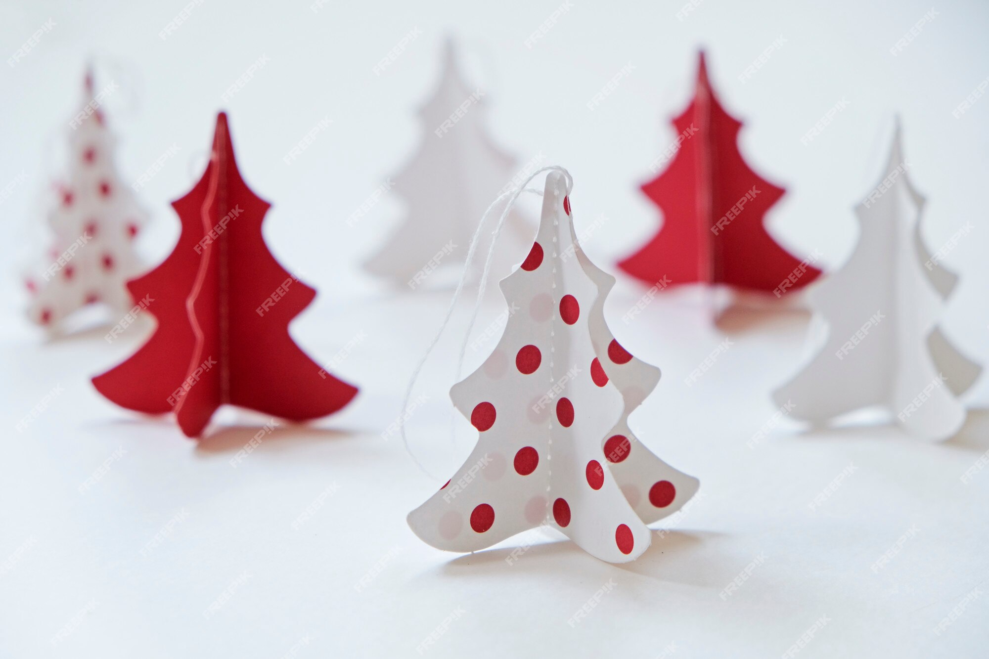 Árvore de natal feita de papel em branco e vermelho, decoração | Foto  Premium