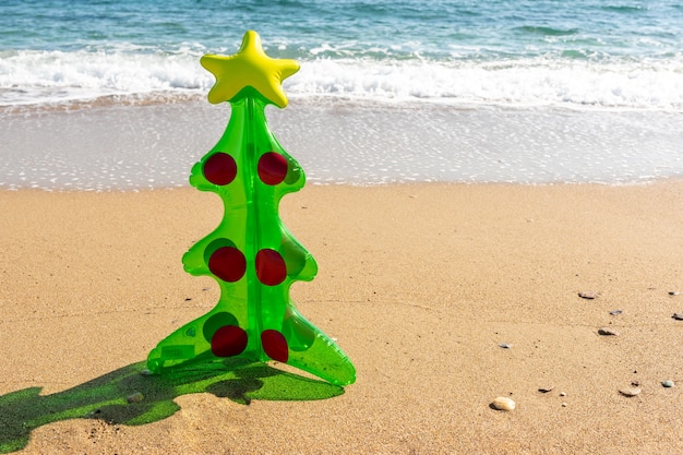 Árvore de natal inflável na praia