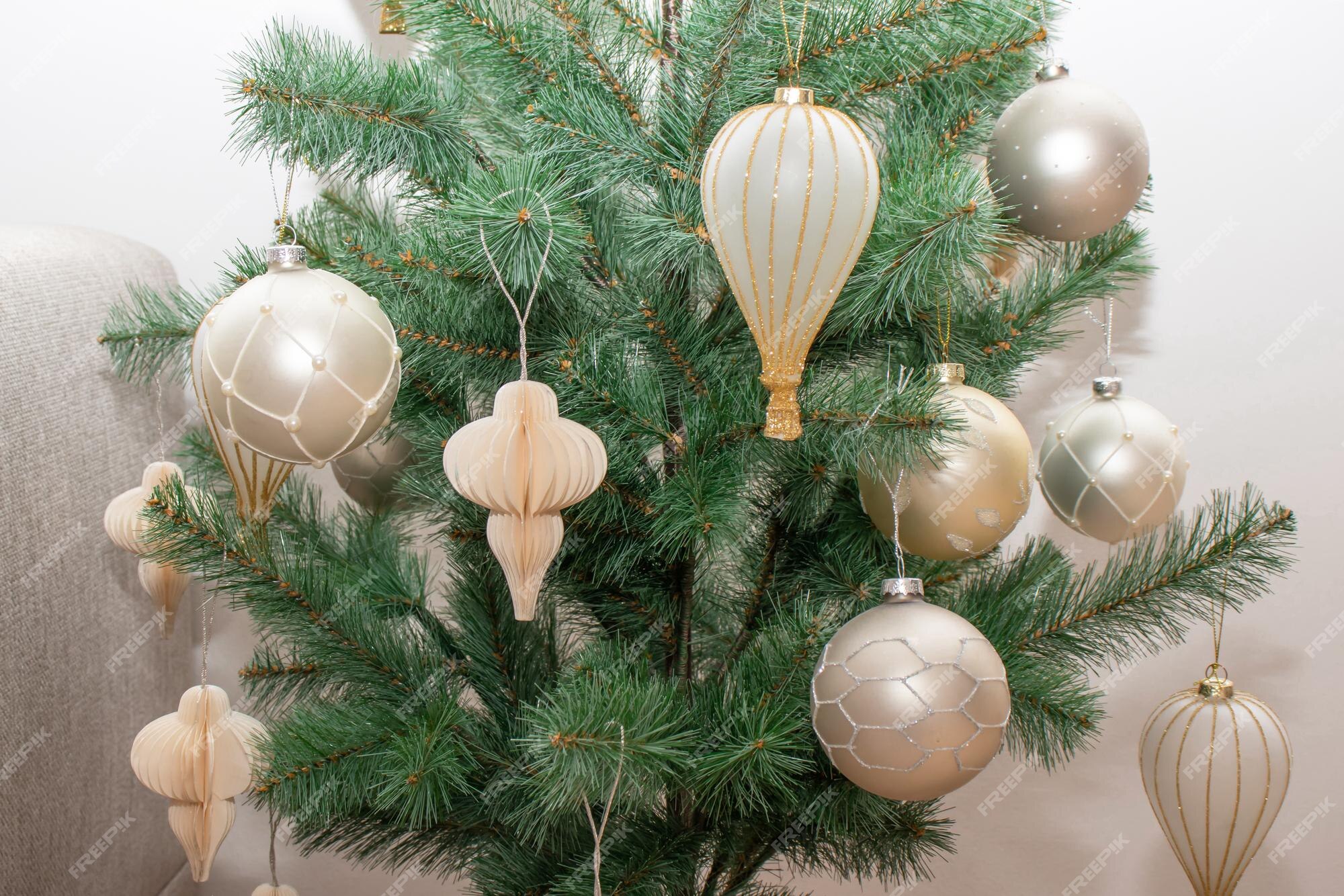 Árvore de natal mágica decorada com bolas e luzes douradas. | Foto Premium Árvore de natal mágica decorada com bolas e luzes douradas. | Foto Premium