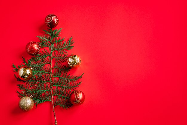 Árvore de Natal minimalista em um fundo vermelho. Lugar para texto.