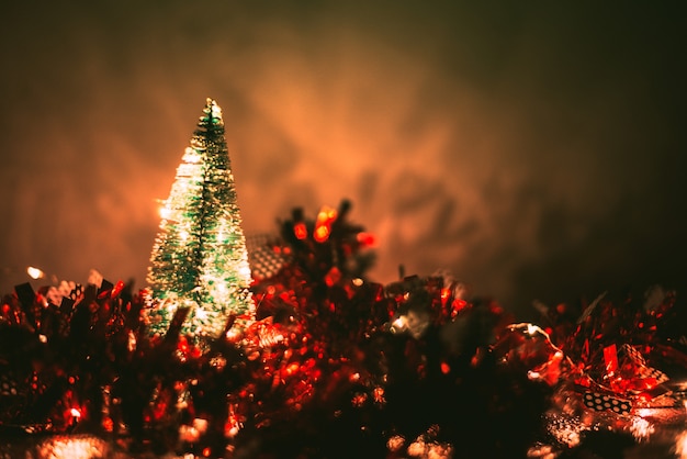 Foto Árvore de natal na decoração de natal turva e fundo nevado.