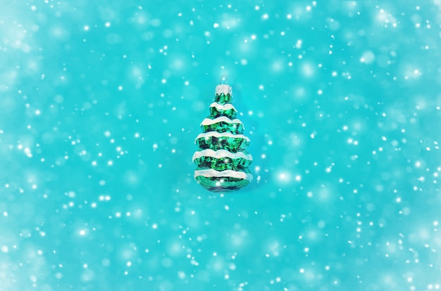 Árvore de Natal na neve, conceito mínimo