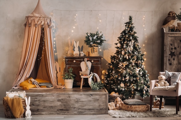 Árvore de natal no interior de casa de natal. zona de foto de natal decorada