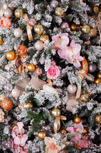 Árvore de natal verde decorada com brinquedos, bolas e flores. fundo de natal