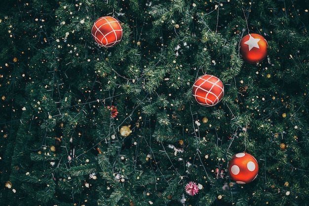 Foto Árvore de natal vintage com decoração de bola e efeito de filtro de luz cintilante. fundo de férias de natal e ano novo. tom de cor vintage.