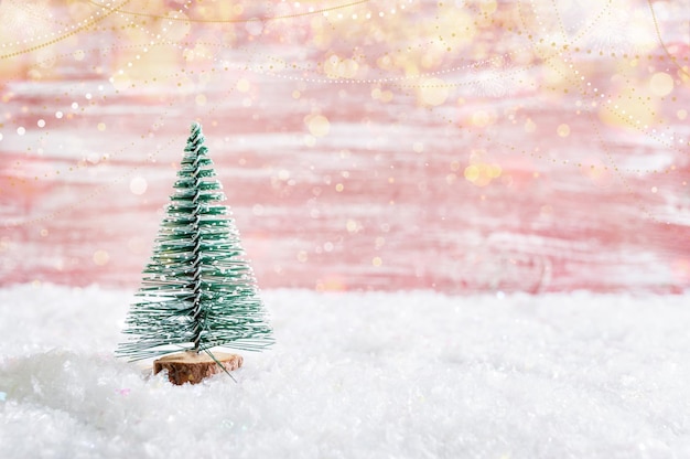 Árvores de brinquedo de natal na neve simulada