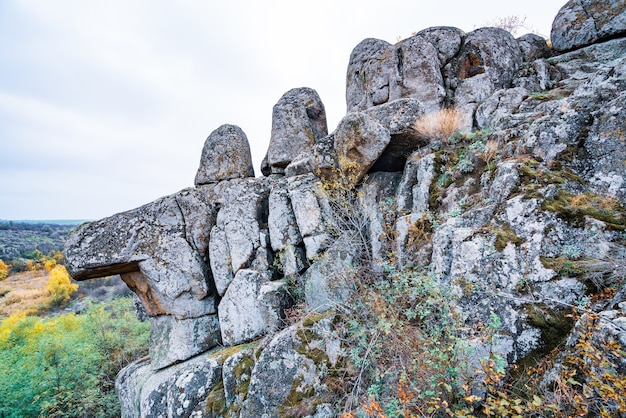 Árvores de outono e grandes blocos de pedra ao redor