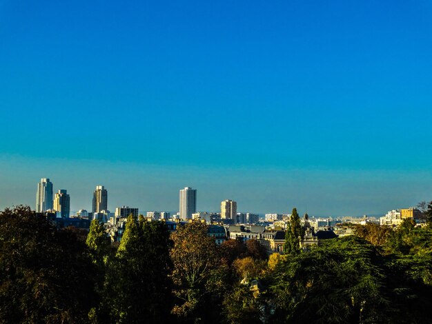 Foto Árvores e edifícios contra o céu azul