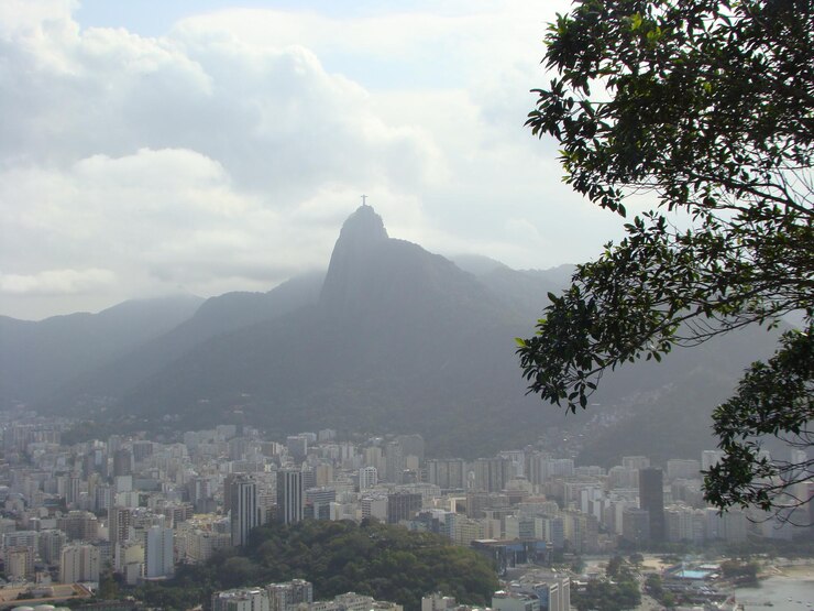 Foto árvores e edifícios na cidade contra o céu