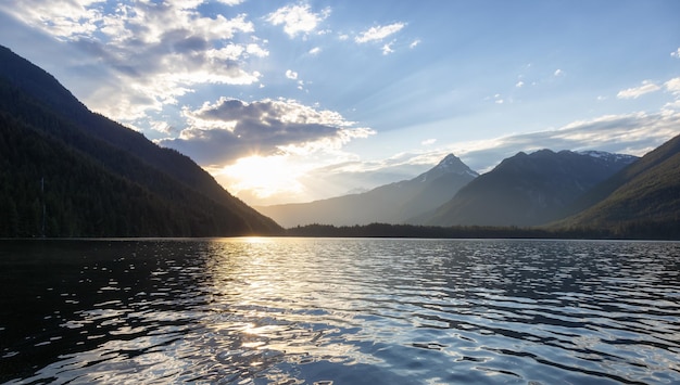 Árvores e montanhas do lago na paisagem canadense