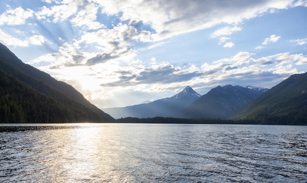 Árvores e montanhas do lago na paisagem canadense