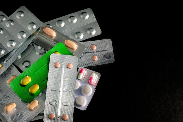 Arzneimittel, Pillen und Antibiotika auf schwarzem Hintergrund