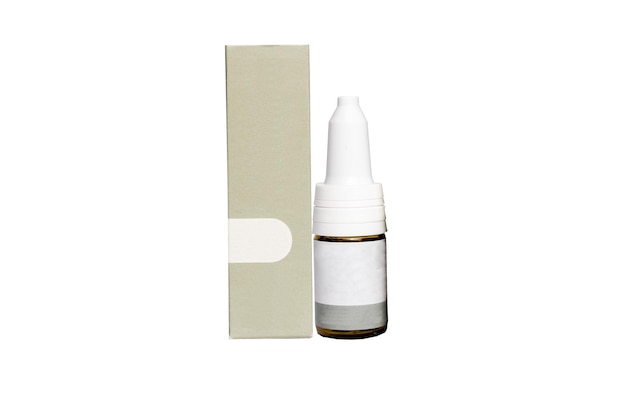 Foto arzneimittelflasche und -verpackung auf weißem hintergrund leere medizinische glasflasche flüssigkeit flüssigverpackung verpackungsbox etikett isolierung auf weißem hintergrund