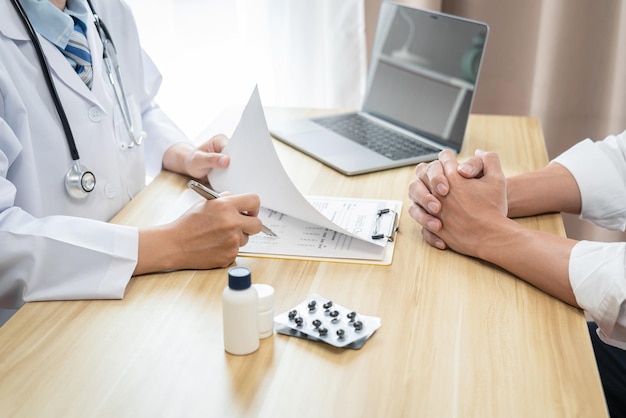 Arzt arbeitet an der Diagnose und empfiehlt etwas eine Methode mit Patientenbehandlung nach Ergebnissen über die Problemkrankheit des Patienten