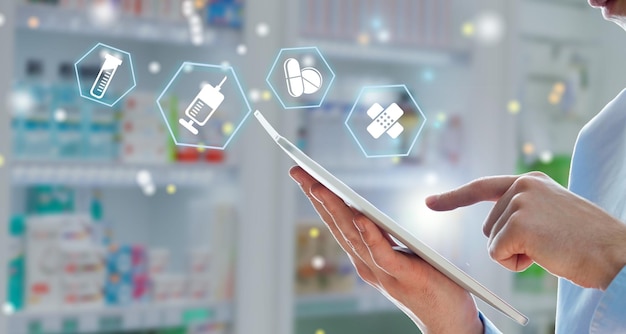 Arzt arbeitet an einem mobilen Smartphone mit Apotheken-Ikonen Online-Medizin-Konzept