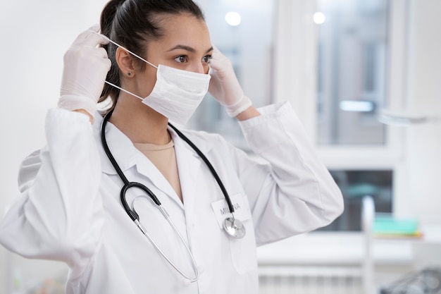 Foto arzt arbeitet in ihrer klinik