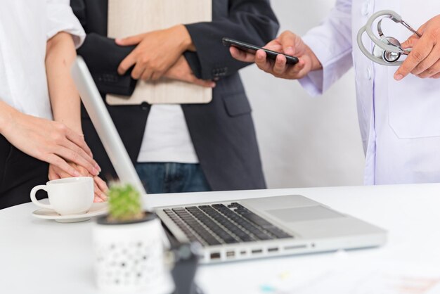 Foto arzt benutzt handy von patienten und tisch