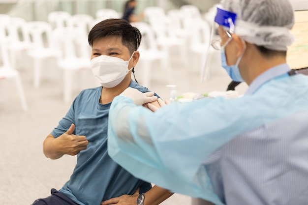 Arzt bereitet Impfung vor, um Patienten zu bemannen.