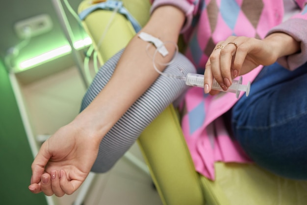 Arzt, der Blutprobe aus dem Arm für Bluttests in der Nähe zieht Phlebotomist-Techniker, der Blut zum Testen des Coronavirus COVID19-Krankheitsbefalls zieht Konzept der Gesundheitsfürsorge und Medizin
