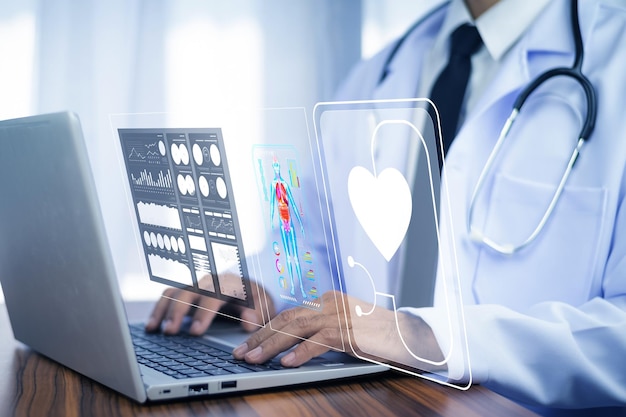 Arzt, der Computer-Backup-Daten in der Cloud verwendet, Computertechnologie und Online-Speicherung für Computer-Back-up-Storage-Daten, Internet-Technologie-Backup, Online-Dokument-Back-Up-Daten-Konzept