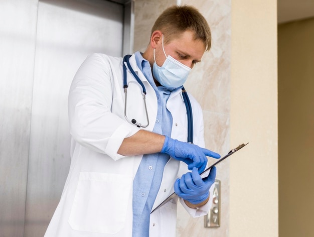 Foto arzt, der das medizinische formular im krankenhaus überprüft