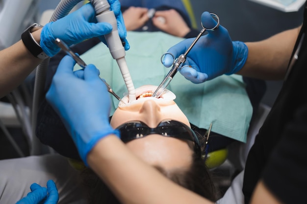 Arzt, der dem Patienten vor einer Zahnoperation Anästhesie gibt