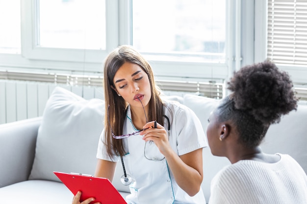 Arzt, der ein Gespräch mit einem Patienten führt