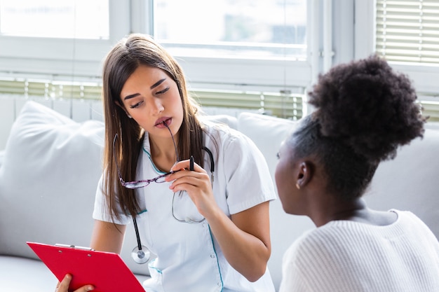 Arzt, der ein Gespräch mit einem Patienten führt