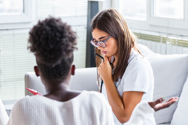 Arzt, der ein Gespräch mit einem Patienten führt