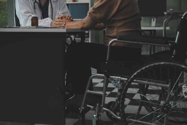 Arzt, der Patienten in der Hand hält, ermutigt und ermutigt, während er Ihre Gesundheit überprüft.