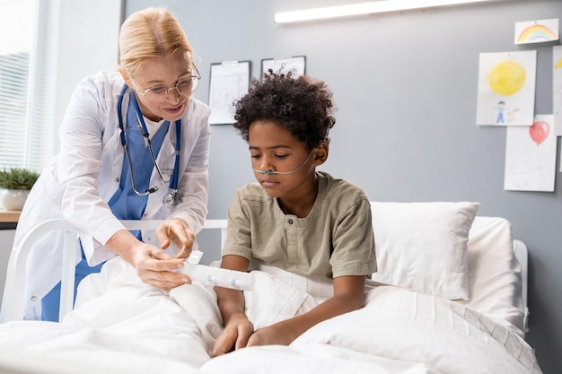 Arzt erklärt dem Patienten den Weg der Behandlung