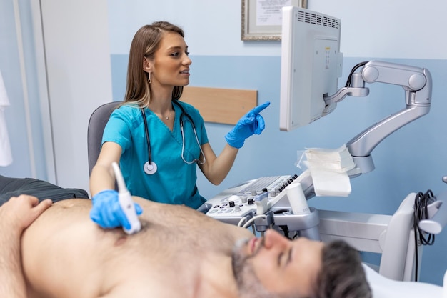 Arzt führt Brustultraschall am Mann im Krankenzimmer durch Untersuchung des Konzepts von Herz und Gefäßen